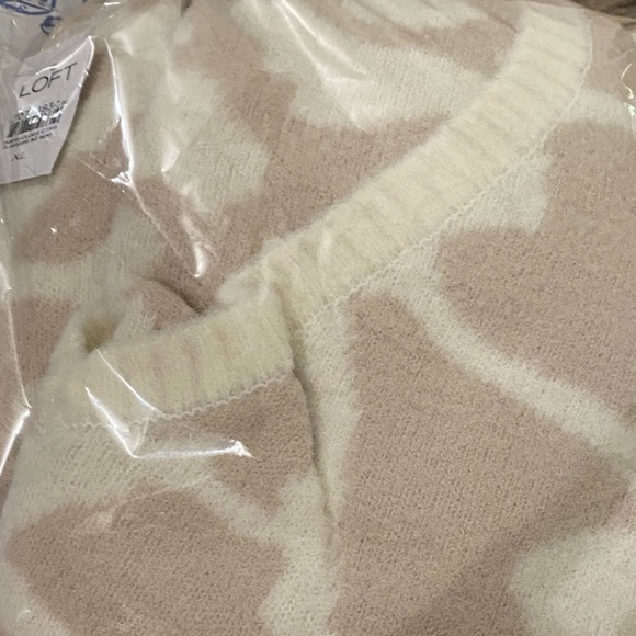 LOFT Animal Print Zebra Fuzzy Sweater Large Cream White NWT - Picture 7 of 7